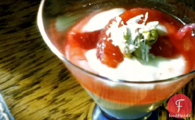 Pistazie und weißer Schokoladenpudding mit Blutorange