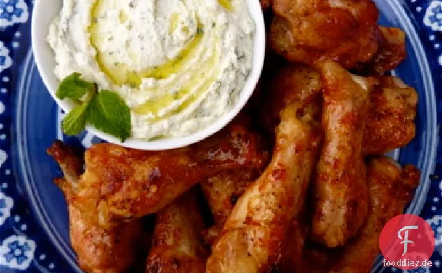 Blutorange glasierte Hühnerflügel mit geprägtem Schlagsahne Feta