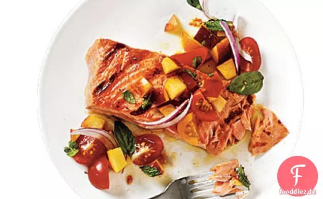 Gegrillter Königslachs mit Tomaten-Pfirsich-Salsa