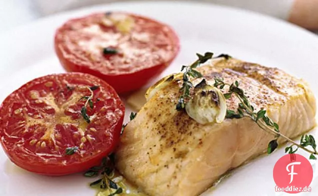 Knoblauch gebratener Lachs und Tomaten