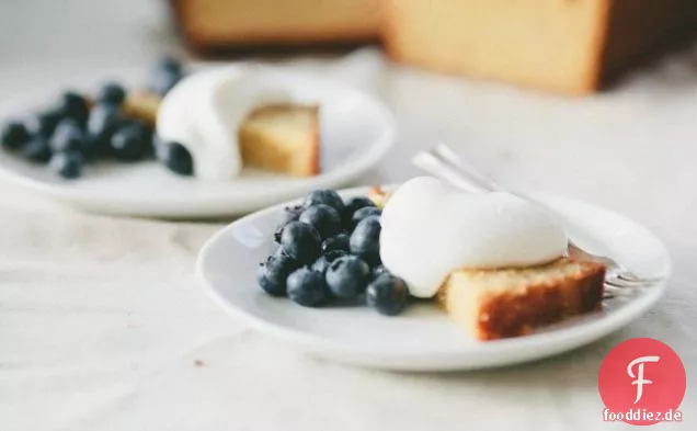 Maismehlkuchen mit Blaubeeren und Ahorn Schlagsahne