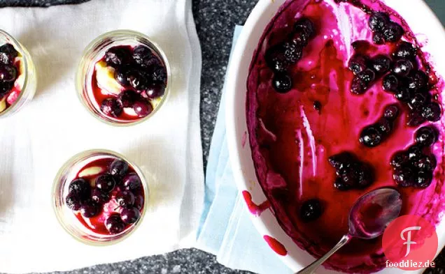 Vanillepuddings mit gerösteten Blaubeeren