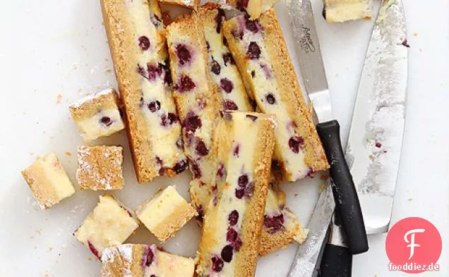 Momofuku Ooey Gooey Butterkuchen Bars mit Blaubeeren