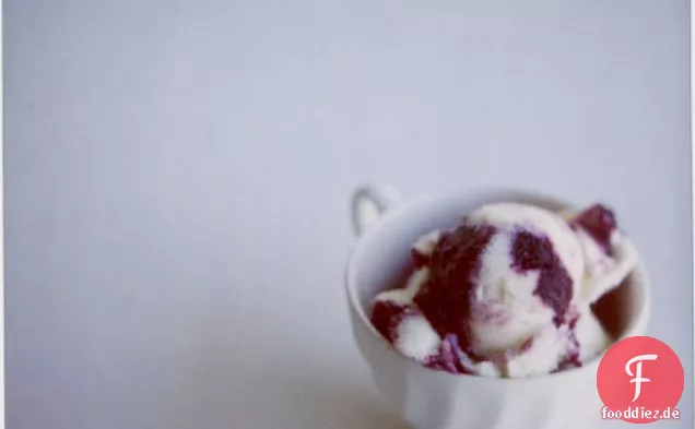Zitrone gefrorener Joghurt mit einem Blaubeerstreifen