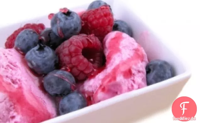 Köstliches Himbeer-, Blaubeer- und Mandelsorbet