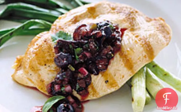 Gegrilltes Hähnchen mit Blaubeer-Basilikum-Salsa
