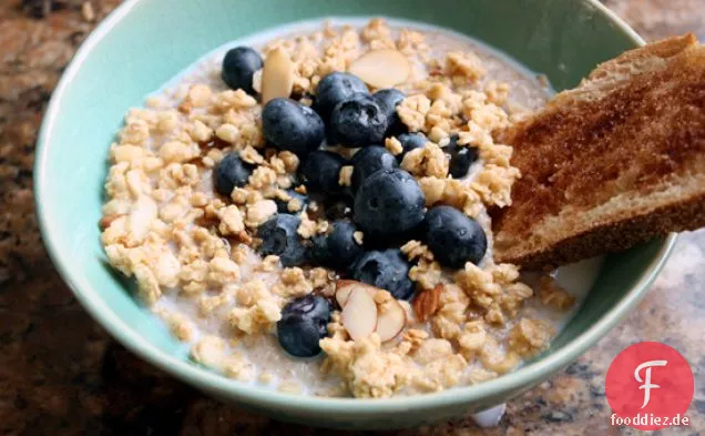 Heißes Müsli mit Blaubeeren und Müsli