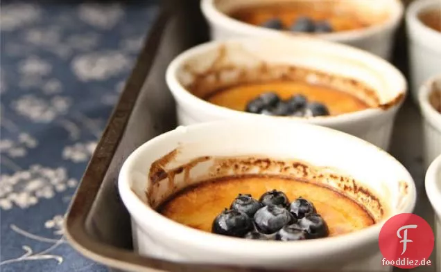 Gebackener Blaubeerpudding mit Zitronensirup