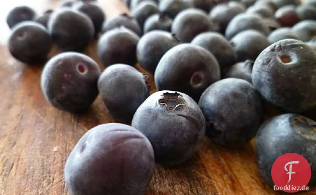 Natürlich gesüßte ganze Blaubeer-Limetten-Granita