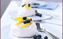 Mango und Heidelbeere Pavlovas