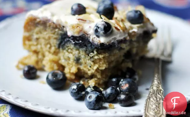 Blaubeer-Bananen-Kuchen mit Frischkäse-Sahnehäubchen