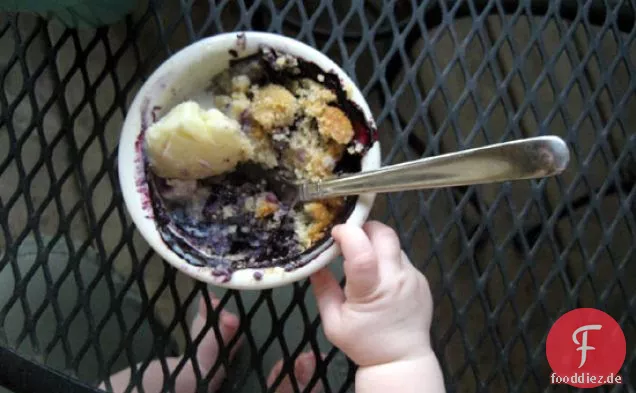 Blueberry Cobbler mit Honigkeksen