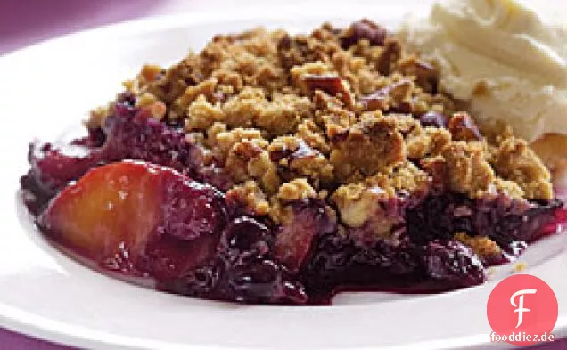 Peach & Blueberry Crisp mit Spiced-Pecan Topping