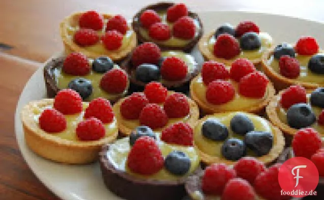Limettentörtchen mit frischen Beeren
