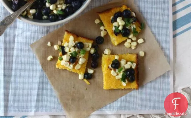 Polenta Quadrate Mit Heidelbeere und Mais Relish