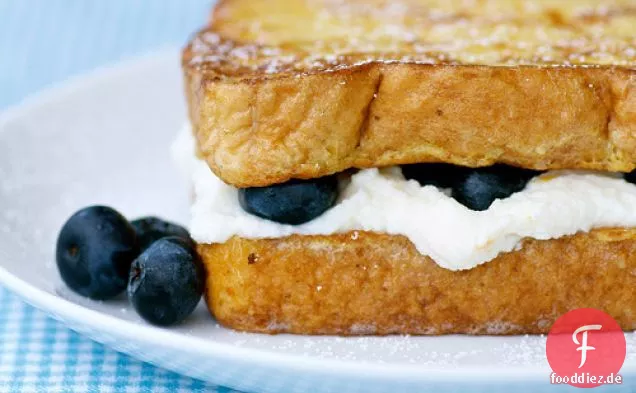 Blueberry und Ricotta gefüllte French Toast Frühstück Sandwiches