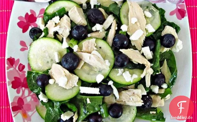 Zucchini-, Hühnchen- und Blaubeersalat