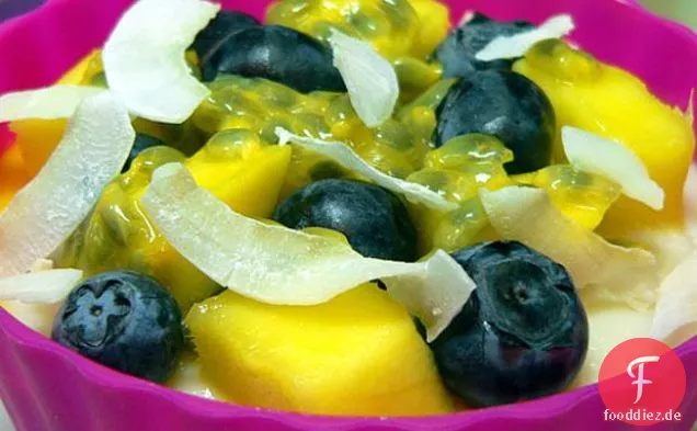 Dairy Free Coconut Blancmange Mit Mango, Heidelbeeren & Leidenschaft