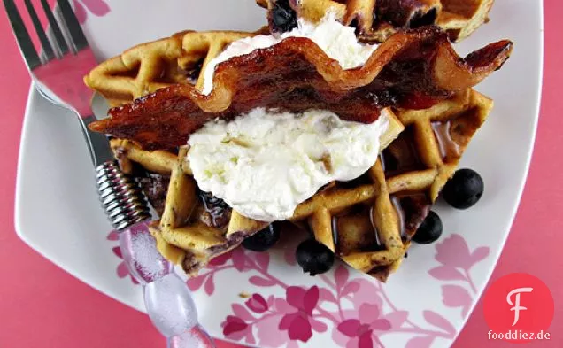 Blueberry belgische Waffeln mit kandiertem braunem Zucker Speck