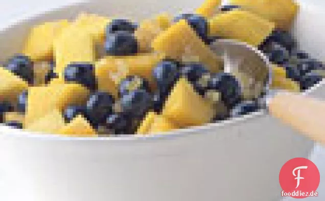 Mango-, Blaubeer- und Ingwer-Obstsalat