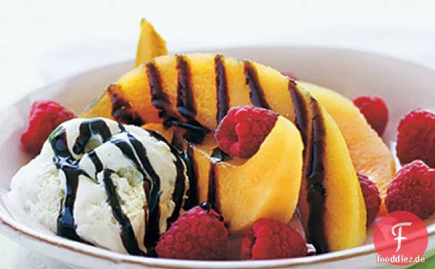 Melone mit Balsamico-Beeren und Sahne
