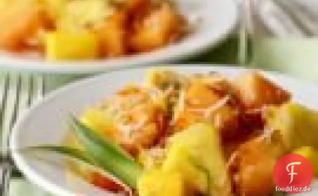Tropischer Obstsalat mit gerösteter Kokosnuss