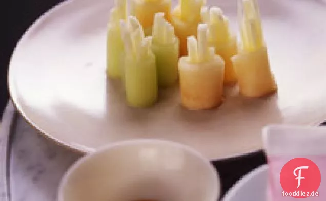 Kaltes Obst-Sushi mit Honig-Dip-Sauce