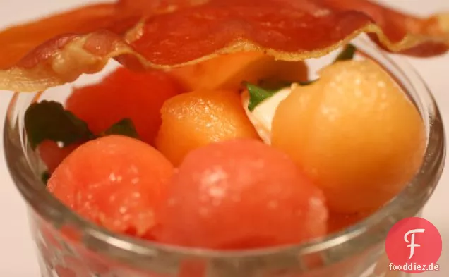 Melonen-Mozzarella-Salat mit Rosenwasser-Vinaigrette und Cris