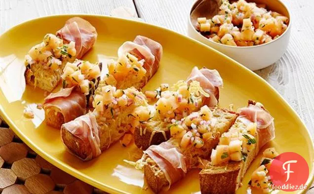 Prosciutto-Wrapped Crostini mit Melone Salsa Crudo