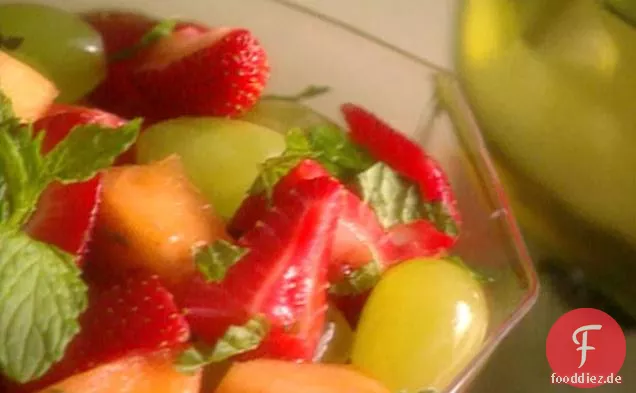 Sommerfrucht mit Wein und Minze