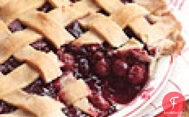 Gitter-gekrönt Triple-Kirschkuchen