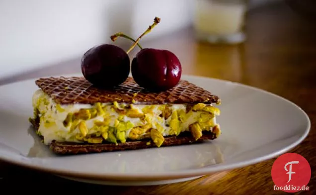 Kirsch-Pistazien-Eis-Sandwich