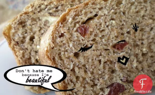 Herzhaftes Vollkornbrot mit Sauerkirschen und gehackten Pekannüssen