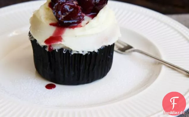 Gebackene Kirsch-Mandel-Cupcakes mit Mascarpone-Zuckerguss