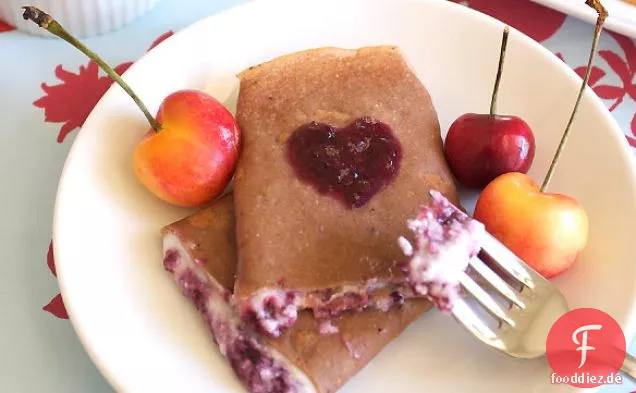 Schokoladen-Crêpes mit Kirschmarmelade und Ricotta-Käse