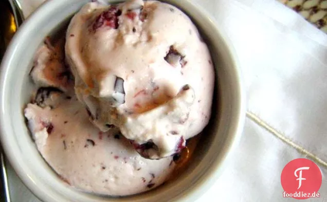 Sauerkirsch-Mandel-Eis mit Schokoladenstückchen