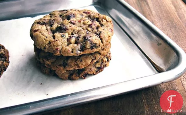 Chocolate-Chunk Haferkekse mit Pekannüssen und getrockneten Kirschen