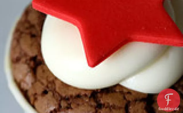 Kirsch-Schokoladen-Cupcakes mit Fenchel-Frischkäse-Zuckerguss