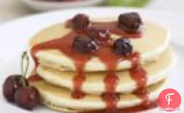 Buttermilchpfannkuchen mit Bing Kirschsirup