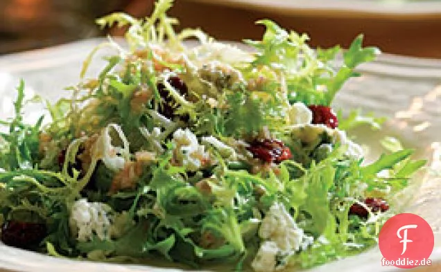 Frisée-Salat mit Blauschimmelkäse, getrockneten Kirschen & Walnuss-Vinaigrette
