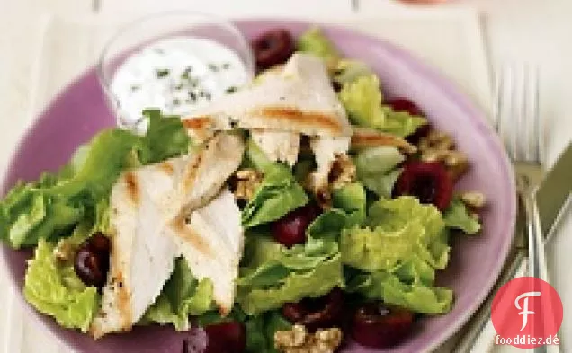 Gebratener Hühnersalat mit Kirschen und Ziegenkäse-Dressing