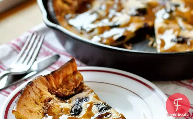 Gebratene Kirsche Dutch Baby mit braunem Zucker-Zimt-Sauce