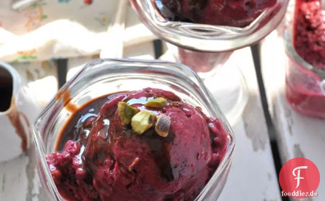 Frisches Kirscheis mit Fudge Ripple & Pistazien