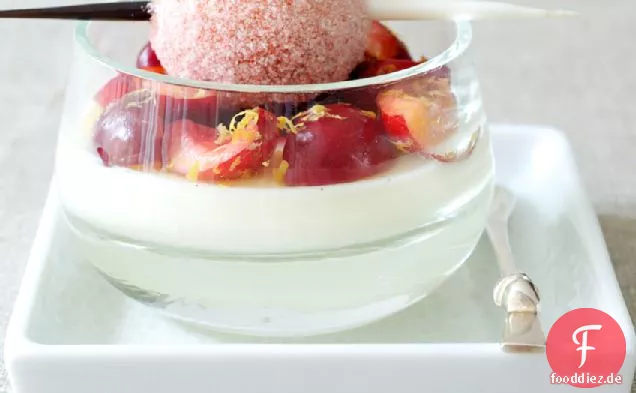 Satz Ziegen-Milch-Pudding Mit Kirsch-Sorbet Bestäubten Donut
