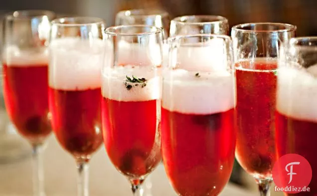 Kirsch-Thymian-Champagner-Cocktail