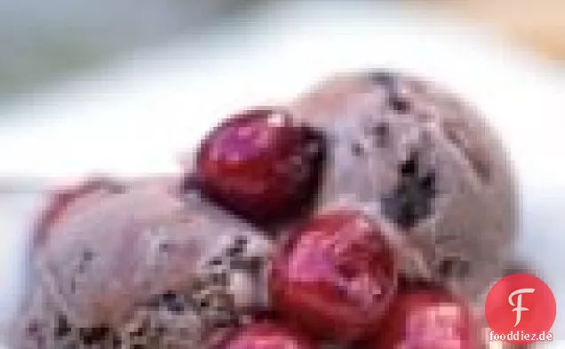Sautierte Kirschen über Schokoladen-Chunk-Eis