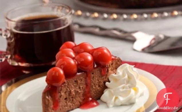 Fudgy Käsekuchen mit Kirschsauce