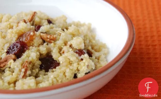 Frühstück Quinoa mit getrockneten Kirschen, Rosinen und Pekannüssen