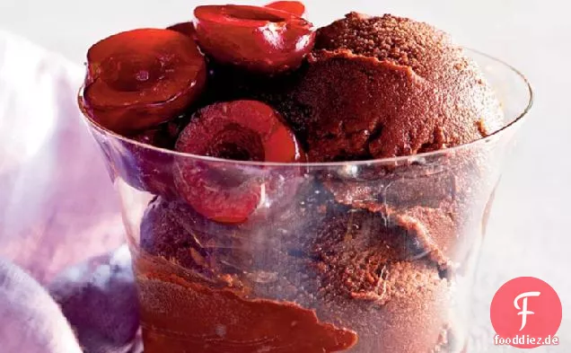 Bittersüßes Schokoladen-Kirsch-Sorbet mit frischem Kirschkompott