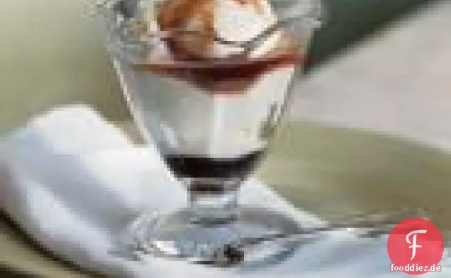 Traditionelle Vanille-Eis Mit Wilden Kirsche Sirup